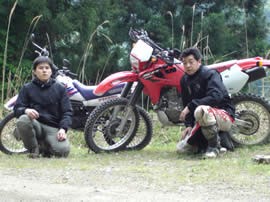 脚立代わりに石を積み上げ記念撮影、 ちょっと緊張気味?