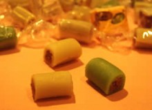 さくっ、とろり、の歯ざわりと、ナッツの香ばしさ、チョコレートの風味。一口の中に、緻密な技術や華やぎがこめられている。完成までに5日をかける、ぜいたくなお菓子でもある。
