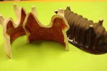 アルザス地方では仔羊ならぬ、鶏をかたどった陶製の型を見つけた。手づくりのラングホフ型は、作者のサインが刻まれている。