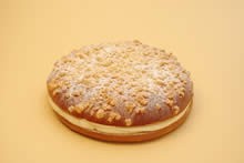 1950年代、南仏サン・トロペのパン屋アレクサンドル・ミッカが考案したお菓子。ポーランドにルーツを持つ彼が、お祖母さんのお菓子を思い出して作った味だという。後に映画のロケで現地を訪れたブリジット・バルドーが大いに気に入り、このお菓子の命名者となった。