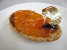 さくりと軽い生地に、薄くアーモンドクリームを流してアプリコットを並べる。食感、味のバランス、上質な素材が放つ香り、小さな姿に「フランス菓子」のエスプリがこめられ、一口ごとに深い味わいが広がる。