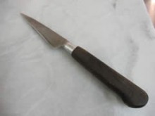 「ルコント」に入ったときに先輩からもらい受け、以来一日も離さず使い続けているペティナイフ。フランスの道具店MORA(モラ)の製品だが、その刻み文字も読めなくなるほど研ぎが重ねられて、塩シェフの歩んできた道のりを表しているよう。
