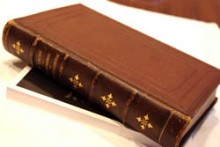 パリの古書店で見つけた宝物は、ピエール・ラカム著の「Le Mémorial de la Pâtisserie」。発行は1898年であるが、今も現役の力強さでフランス菓子の基本を説き、語りかけてくれる一冊。