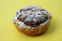噛みごたえのある折りパイ生地とアーモンドクリームの組合せに、シュトロイゼルが食感のアクセント。素朴だが飽きのこない味わい。