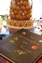 フランス修行時代にくり返しページを繰った、ピエール・エルメ氏による「LaPâtisserie de Pierre Hermé」。クラシックをベースにした先鋭的なテクニックやセンスを、食い入るように読み込んだ。
